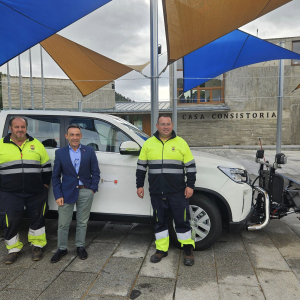 vehículo pick-up equipado con pala quitanieves y dispensador de sal